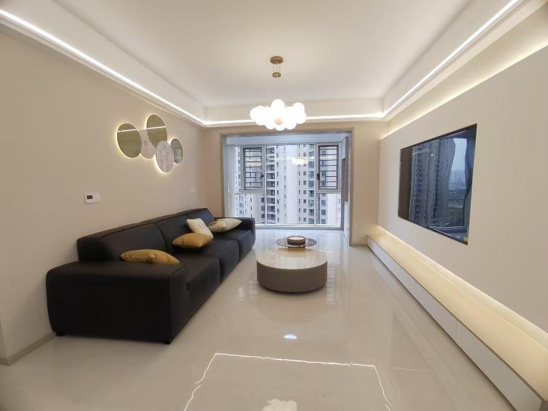 御湖世家3室2厅2卫全新精装修，家具家电都是全新的，装修材料都是大品牌。