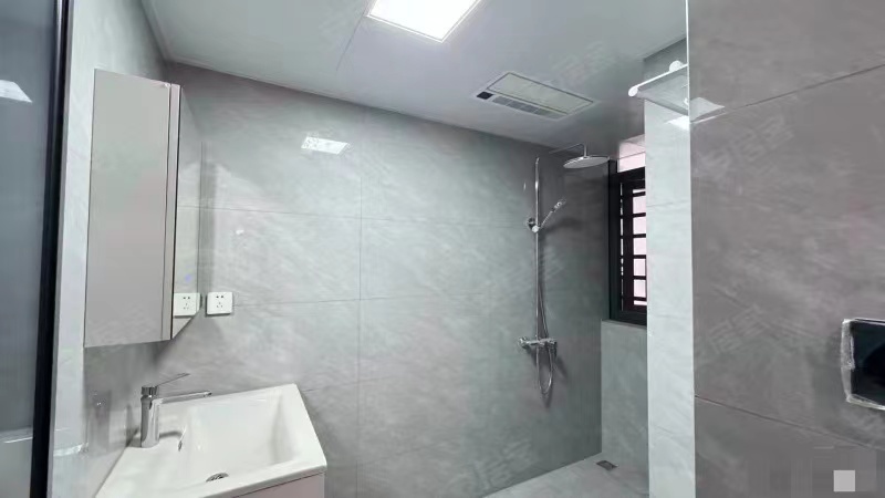 262，蓝天花园，亏本20万精装三房，全新装修可看公园，边户双阳台，9.9成新，一梯一户，好楼层