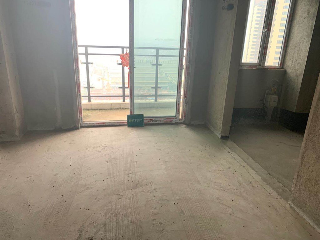 银湖城 经典三室电梯中间好楼层采光好业主诚心出售看房方便