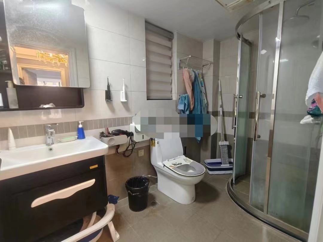 城南颐和公馆电梯好楼层证上115.8平，和楼上130多平的复复式面积一样，满五