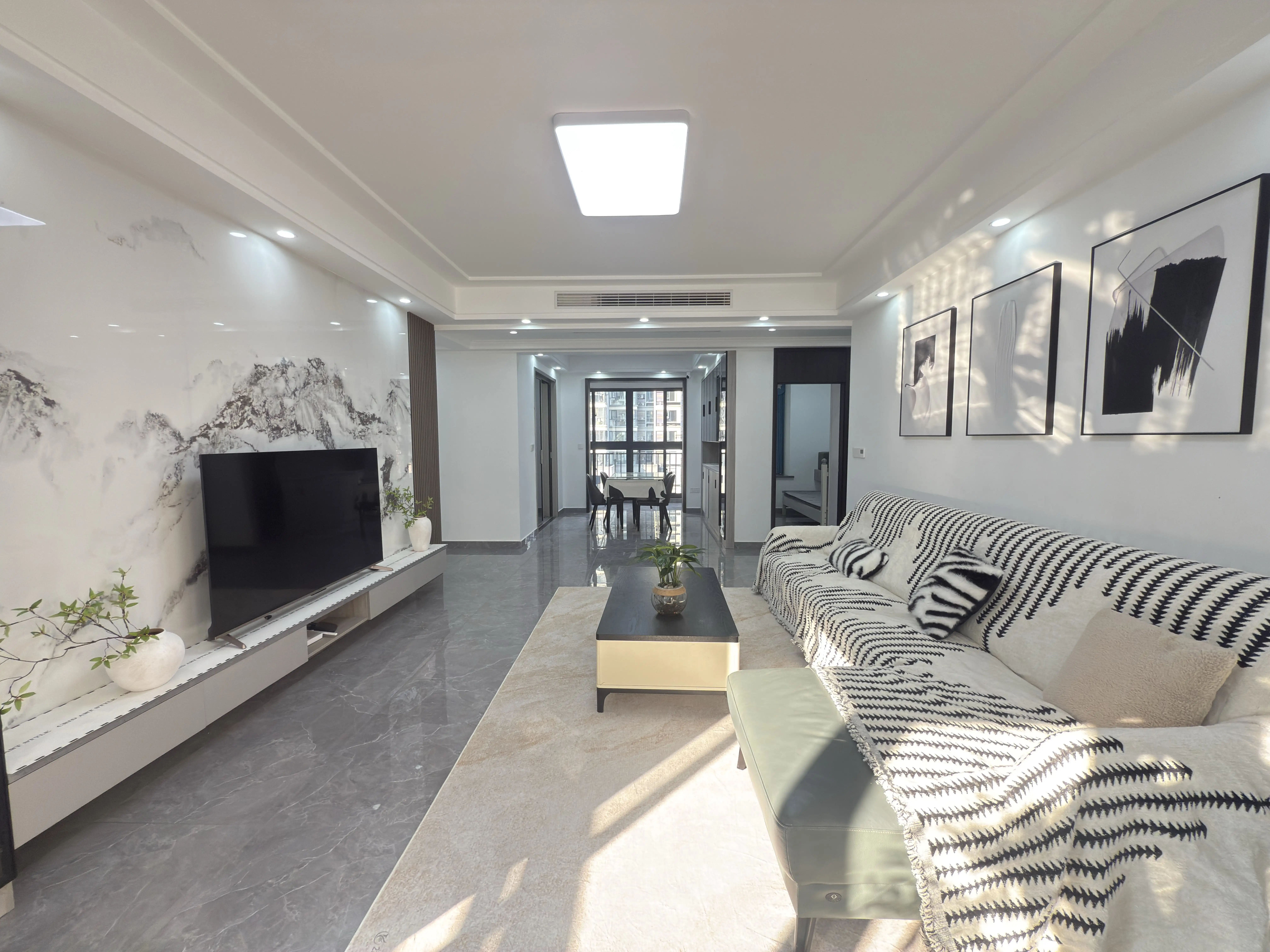 风和日丽，精装四房，全新装修，南北双阳台，单价5千多，证满二