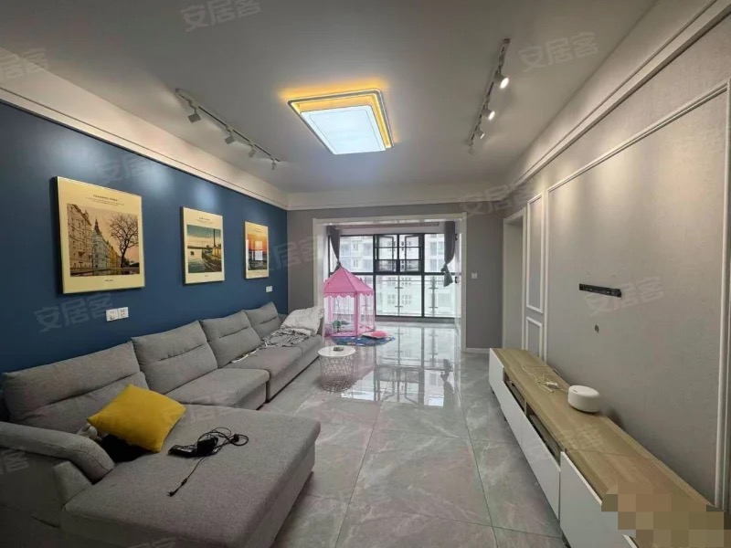 城东，一中旁，精装3房， 电梯小高层，中间楼层， 装修成色9.9成新