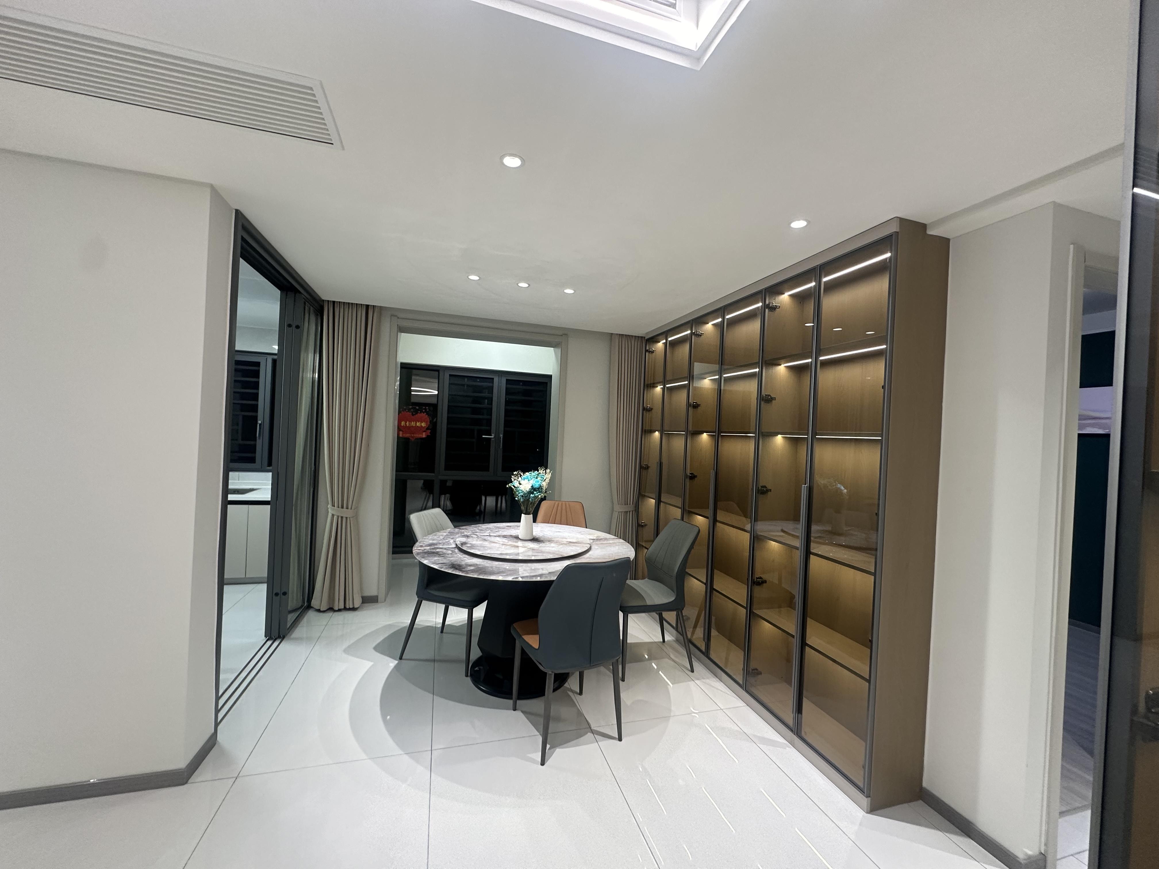 满庭春3室2厅2卫全新装修家具家电都配上了，拎包即住！