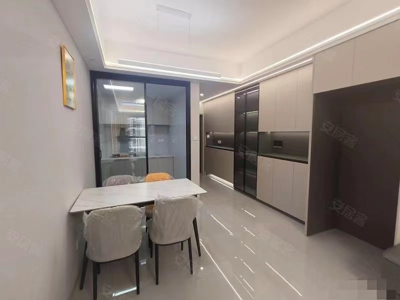 亏本出。风和日丽，全新装修，精装三房，两证齐全，下楼就是实验xiao学和新三中，