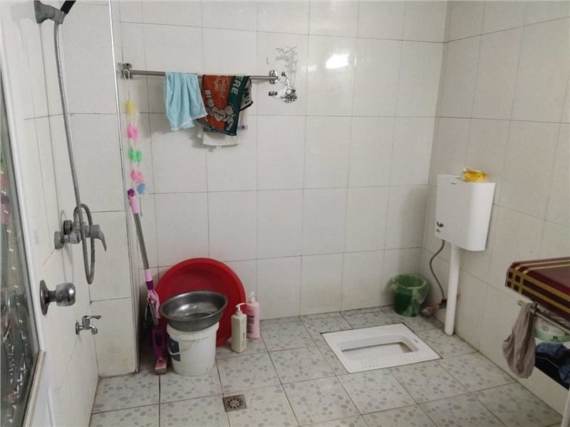 大洪小区精装三房中间好楼层出行方便楼龄新可按揭证满两年