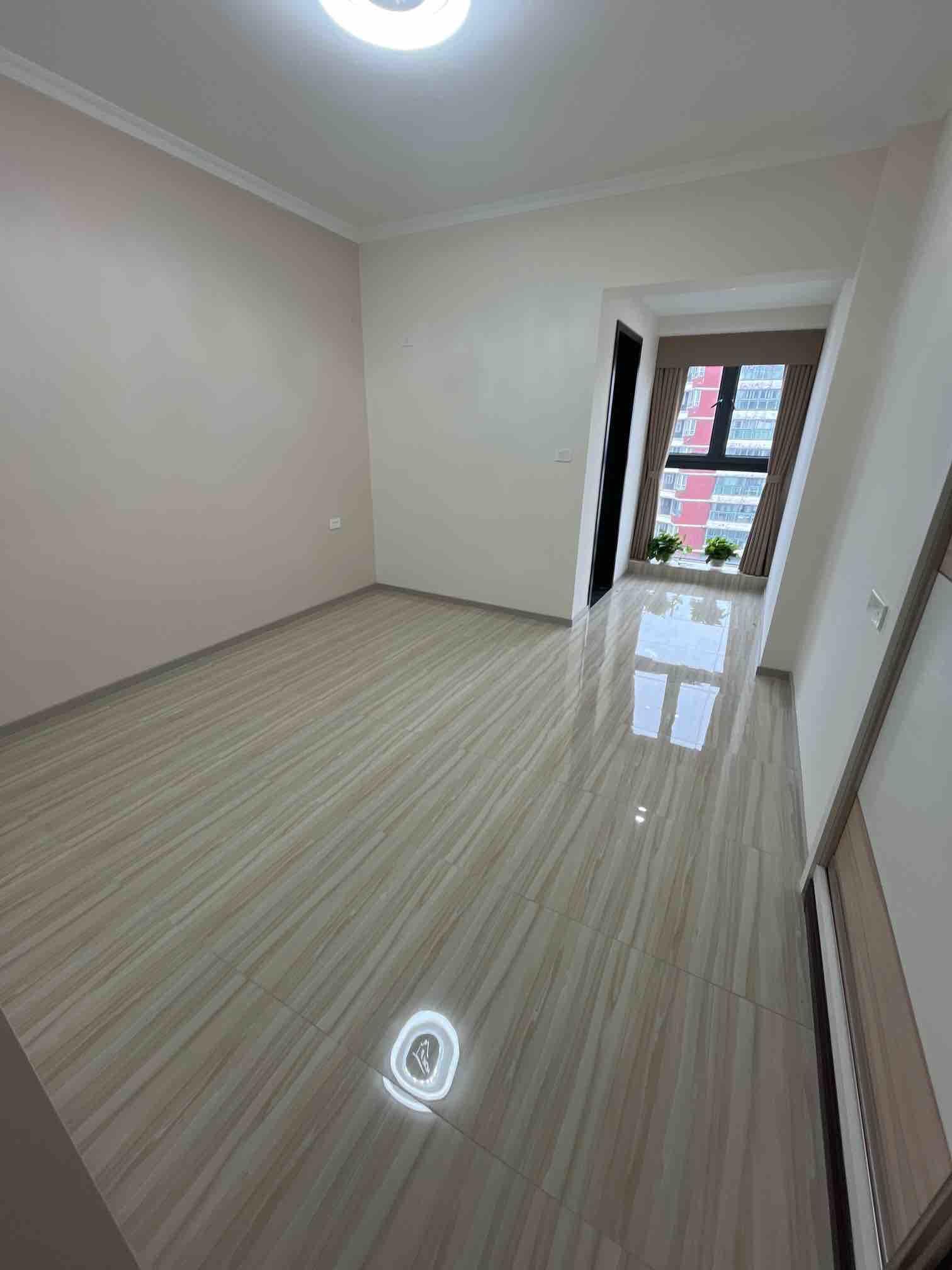 品质大小区，城南福星城，全新精装修，好楼层，视野开阔，证满二，一天未住