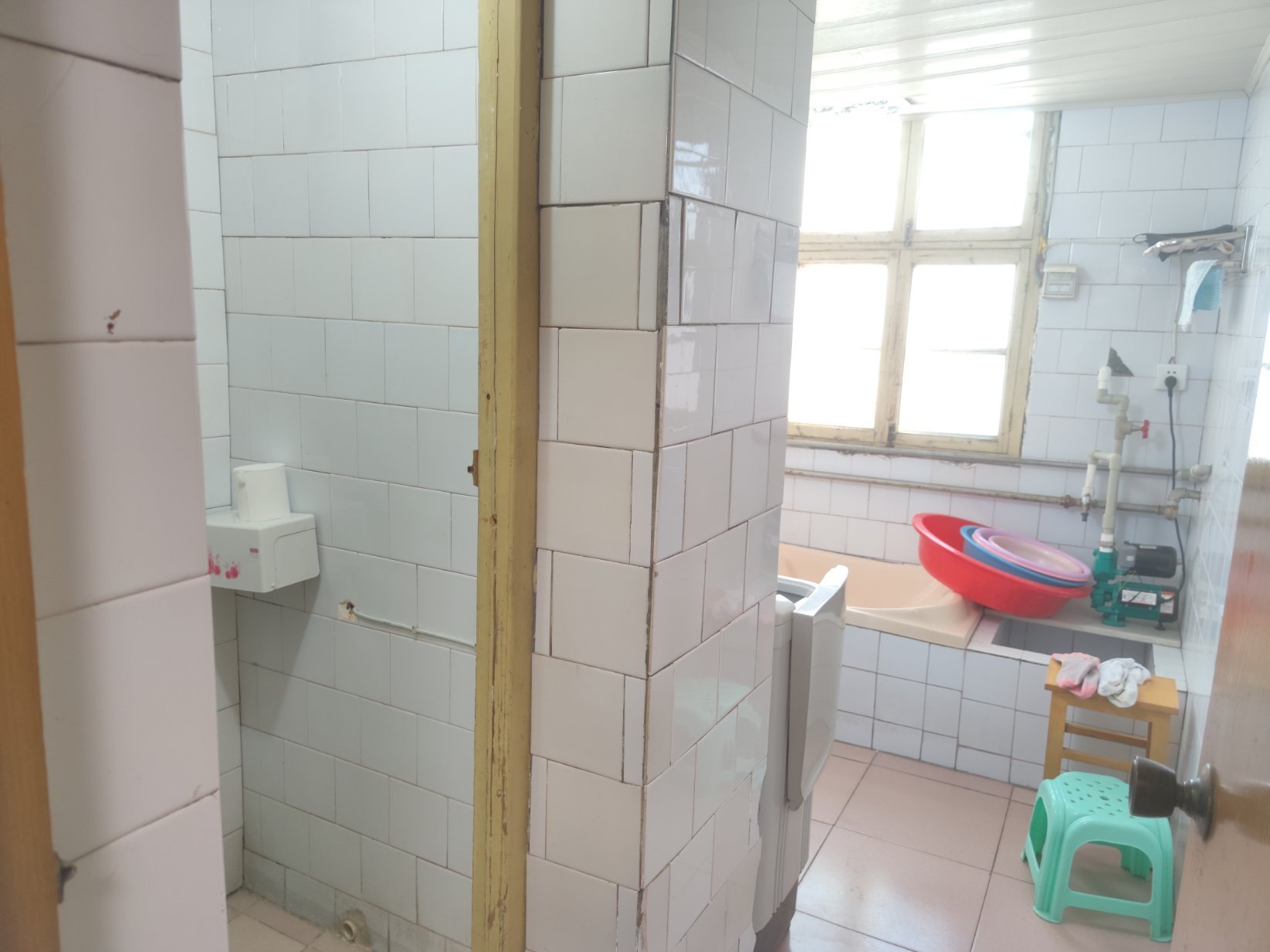 粮局宿舍楼，江汉家具城，老房权证，可拓展至四房，楼梯缓