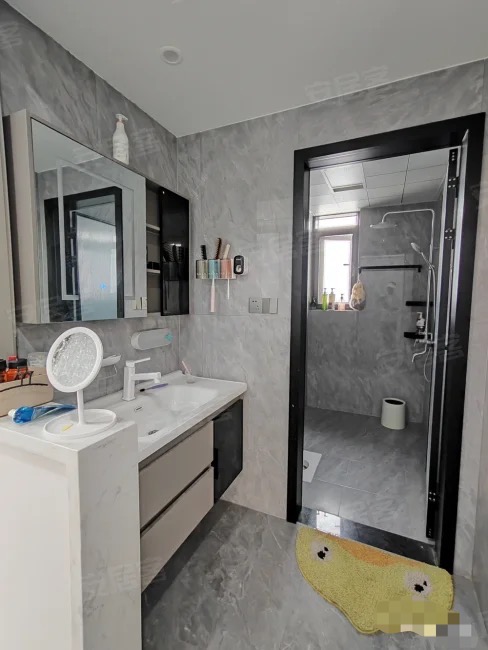 业主诚心出售，城南，新沔中旁，全新精装三房，单价4600，送车位，边户双阳台