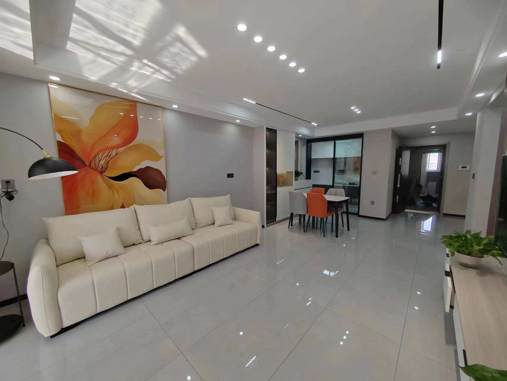 业主亏本出，精装三房，成色新，中间楼层，采光好