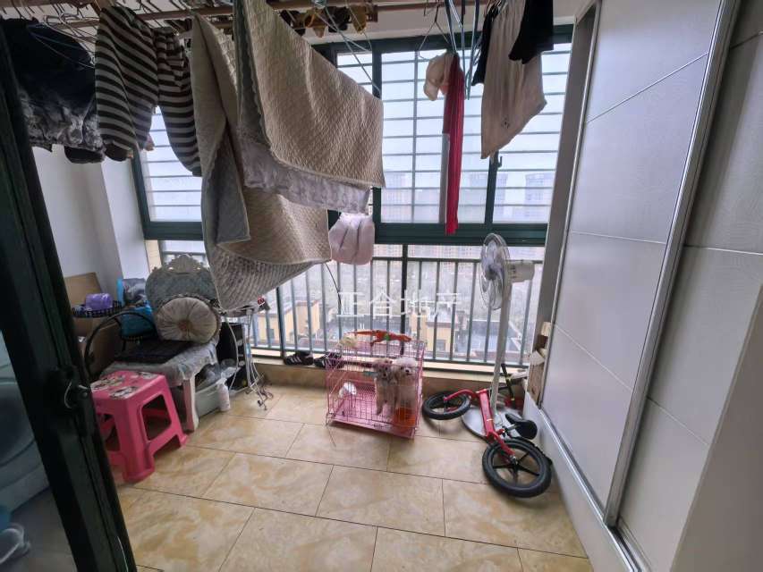 城南，新城壹号，实验三小旁，电梯好楼层，单价5200，精装三房两卫，证满二