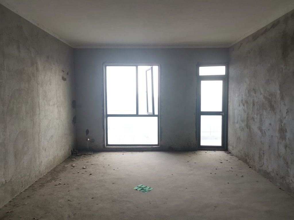 时代广场，新车站对面，毛坯大三房，送入户花园，高楼层，采光视野好，看房方便