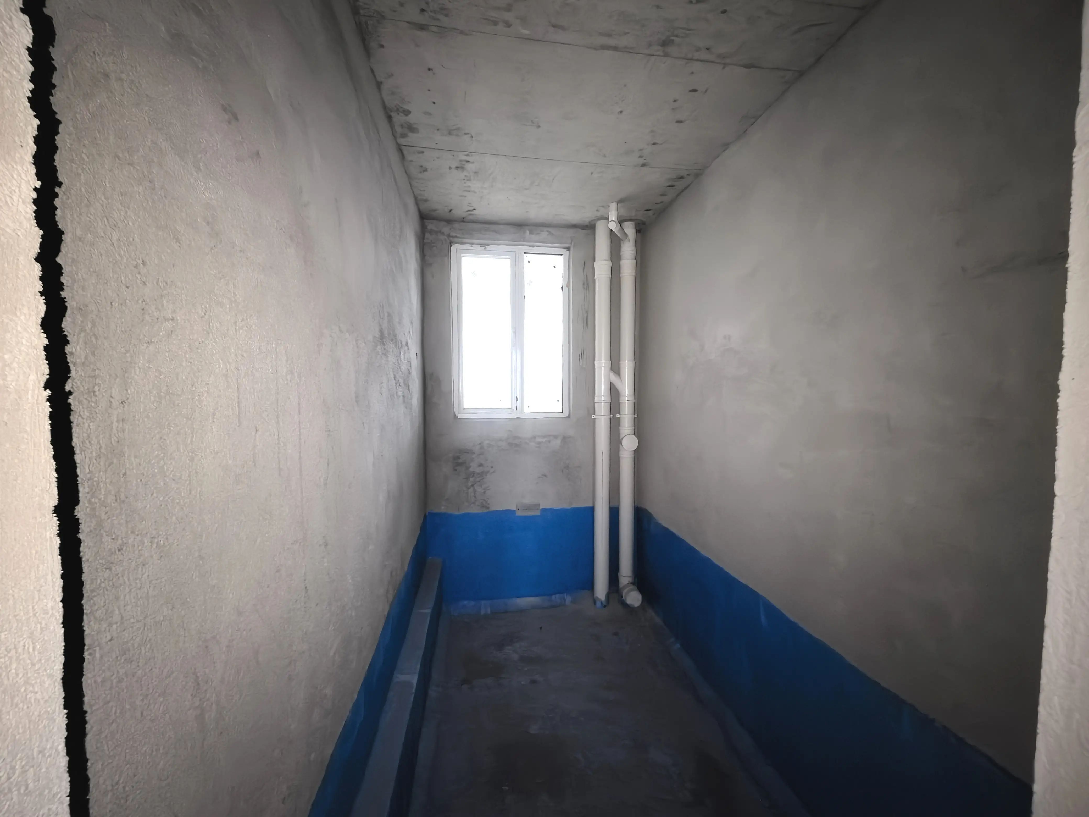 南城新区，沔阳公园旁，蓝天白云毛坯三房，超大阳台，看中价格可谈