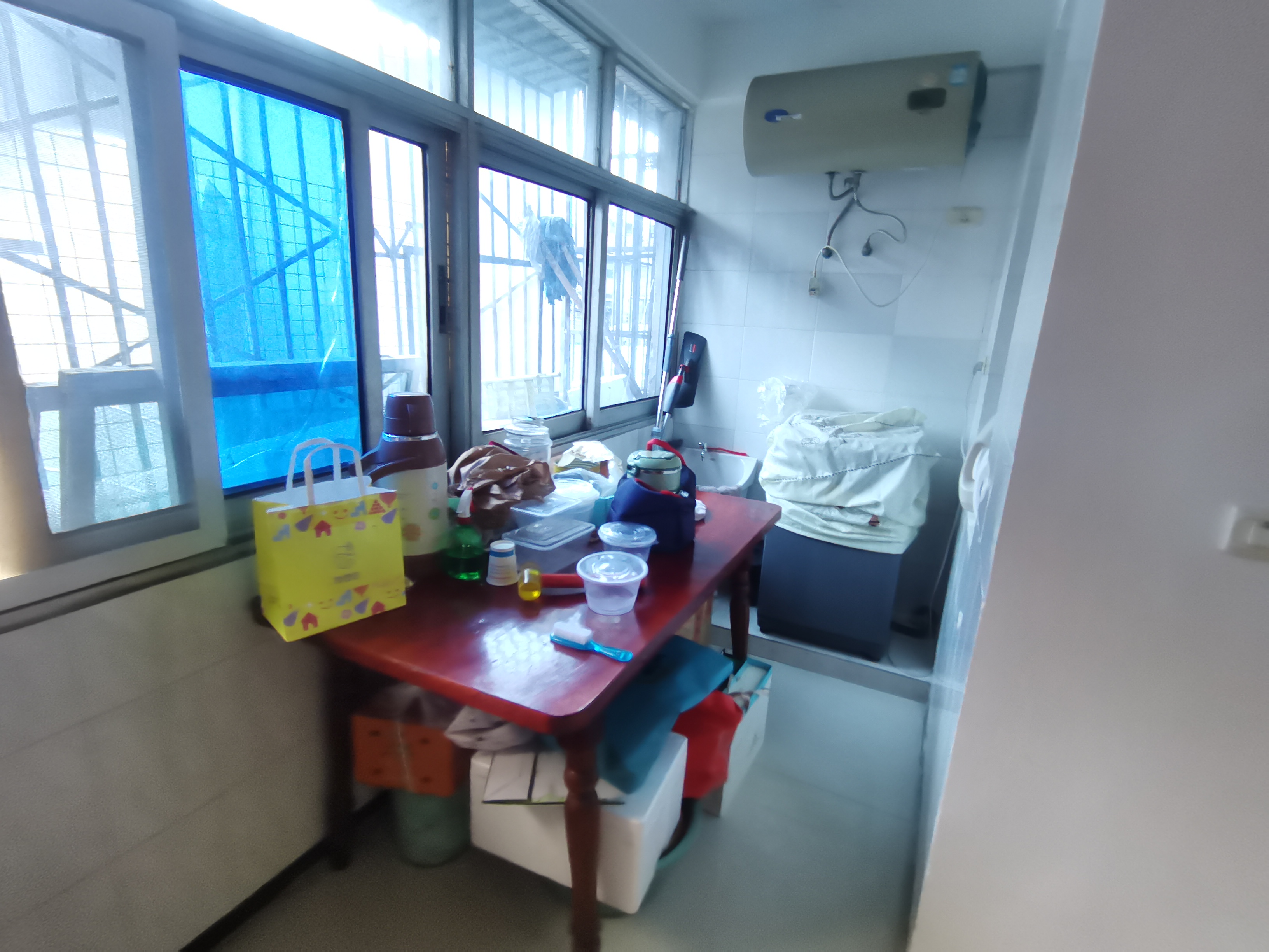 商城旁一招宿舍.出门就是學笑.证件在手满二.看房方便