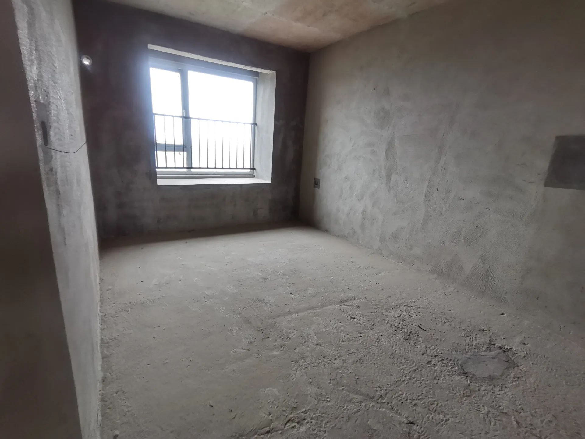 交投满庭春，建面117.8㎡三室两厅两卫，31楼凤凰层，南北通透格局。