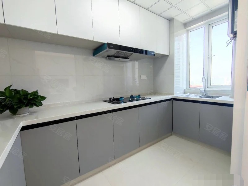 银湖城，全新装修，精装三房二卫，证件满二，单价5200，南北双阳台，中间楼层