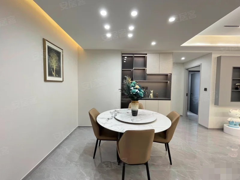 急售，吾悦旁，精装三房两卫，电梯8楼，朝阳xiao学元泰三中。一天未住