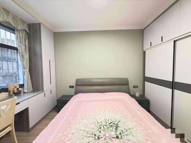 264.，车站附近，复州花园旁，精装三房，好楼层步梯2楼，9.9成新，有证！