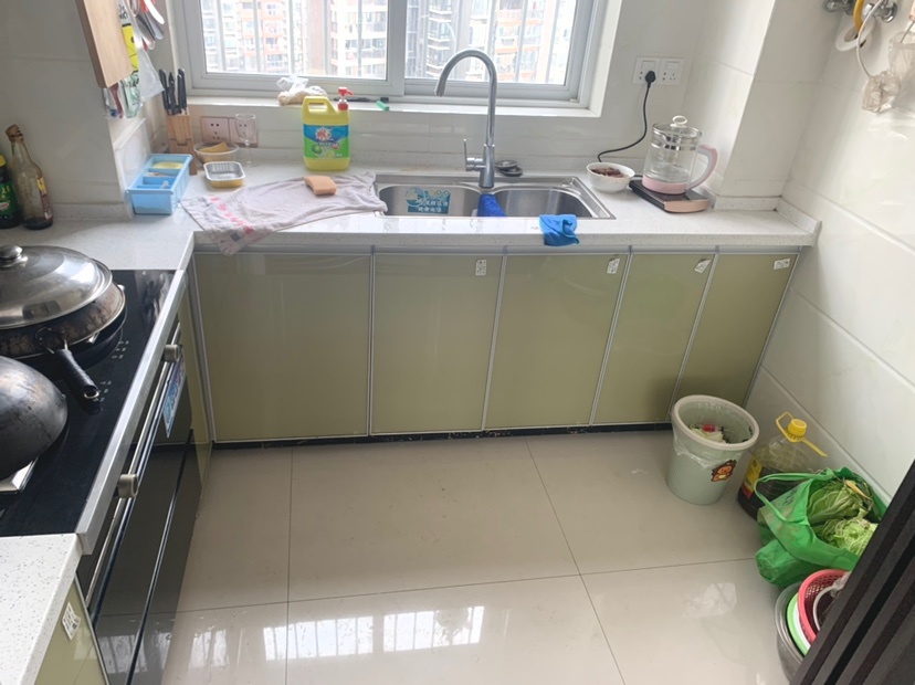 城西妇幼旁，鸿升现代城精装三房，单价不到4千，急售