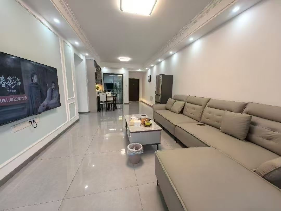 业主急售！城南御湖世家！单价4700，二楼，全新装修三房两卫，采光没问题