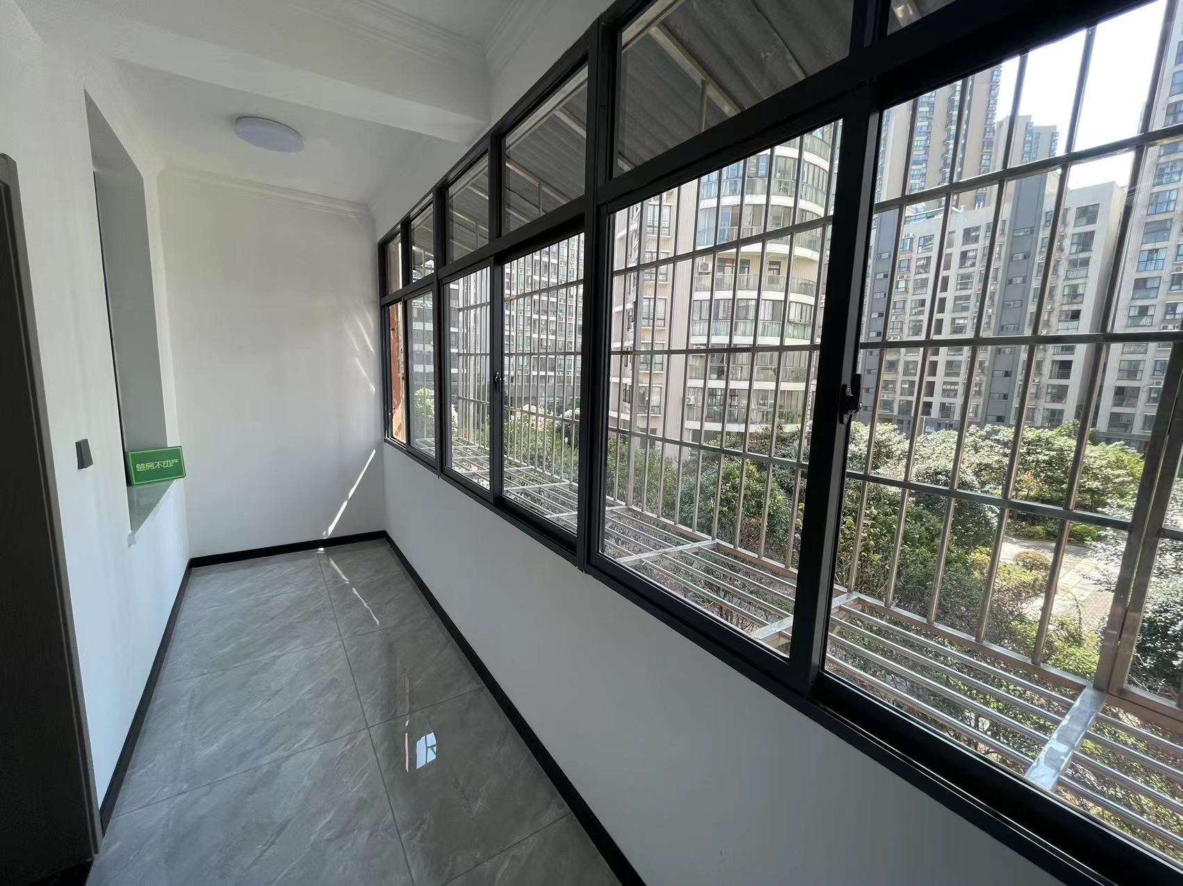 商城旁，华宝芙蓉花园，全新装修三房，步梯中层，证满二，看房方便