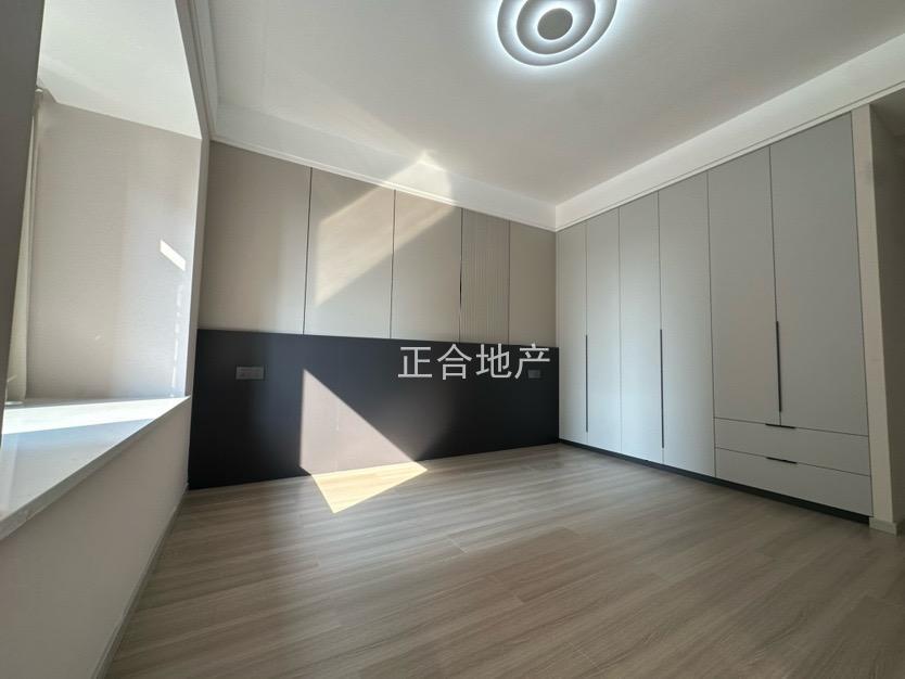 ​城南，御湖世家，电梯15楼，证满二​，全新精装三房，边户，送车位，好楼层