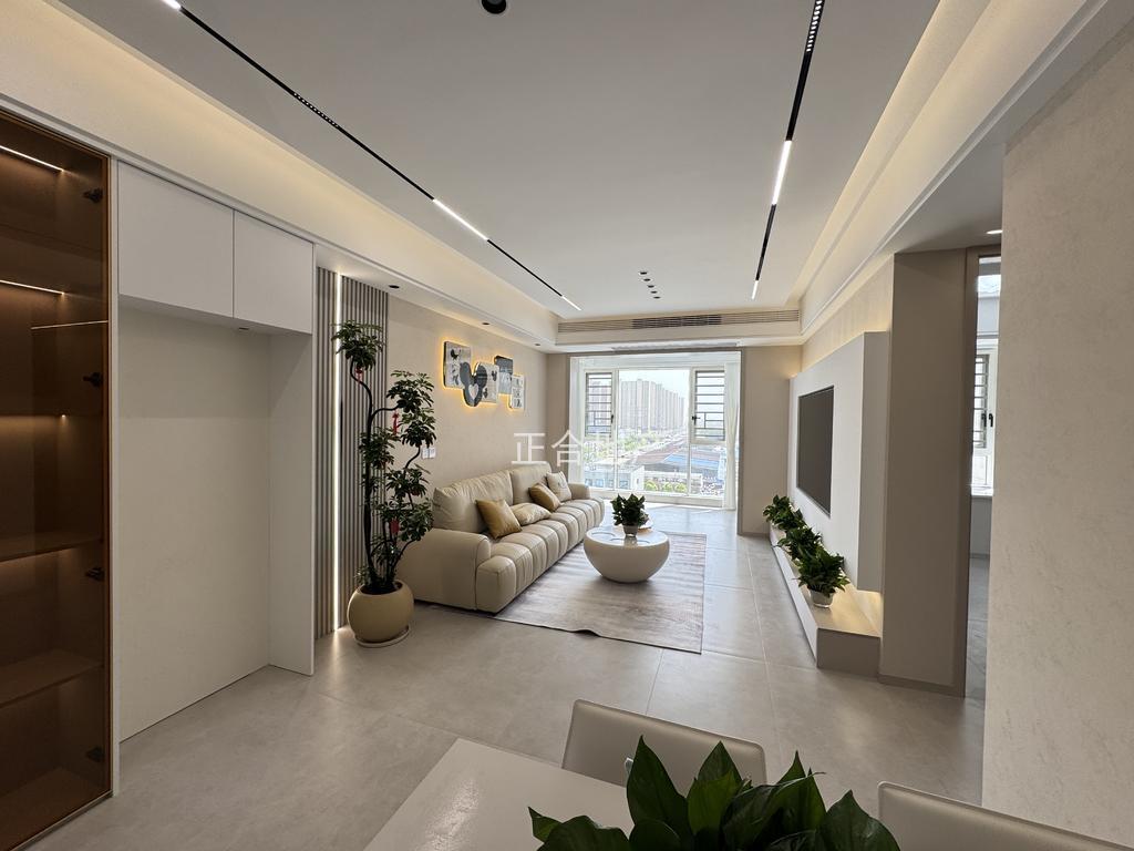 风和日丽，双书包房 ，精装三房两卫，全新装修， 中间好楼层 ，拎包入住，证满二