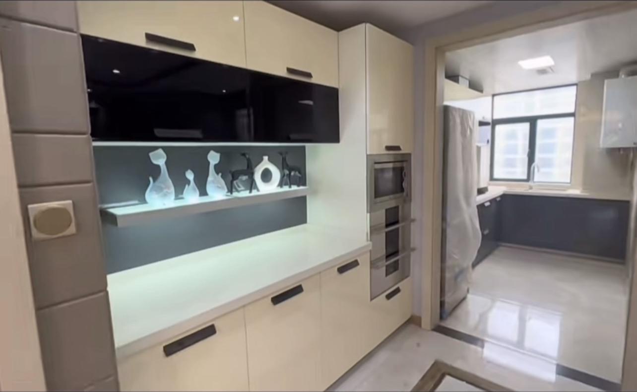 降价了，新城一号，湖景房，精装大四房，全新装修，全屋品牌装修，证满二，中间楼层