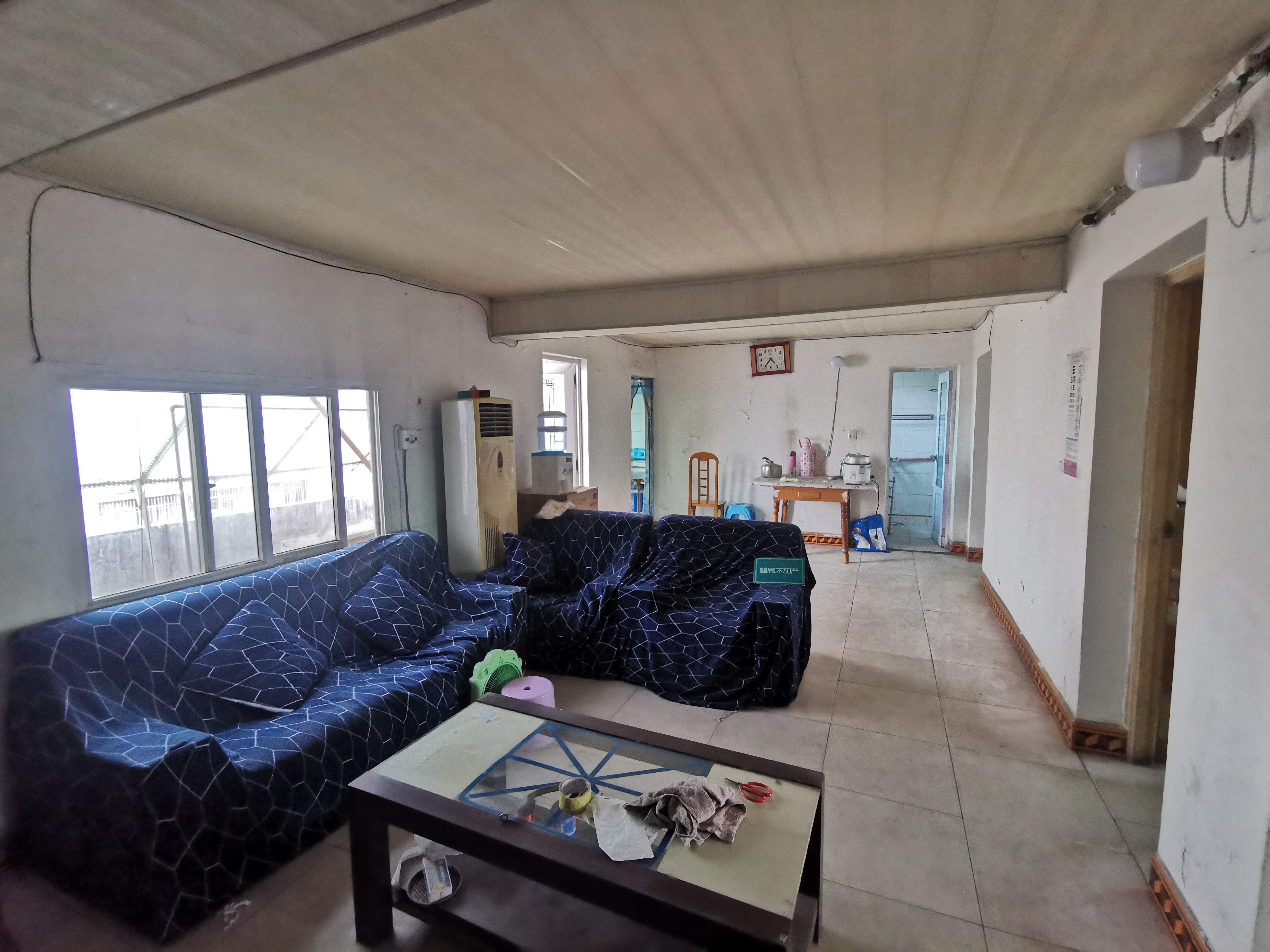 东区车站对面 金属回收宿舍 三房朝南两个阳台实际面积100平 看房有钥匙可谈