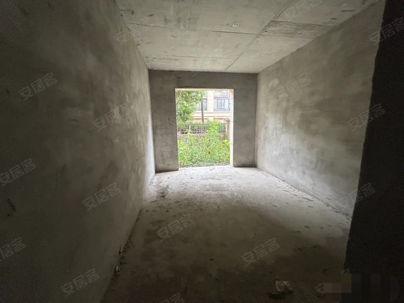 152，房东亏本诚心急售，绿地香格里拉，花园复式单价3800，快来捡漏174平，户型方正