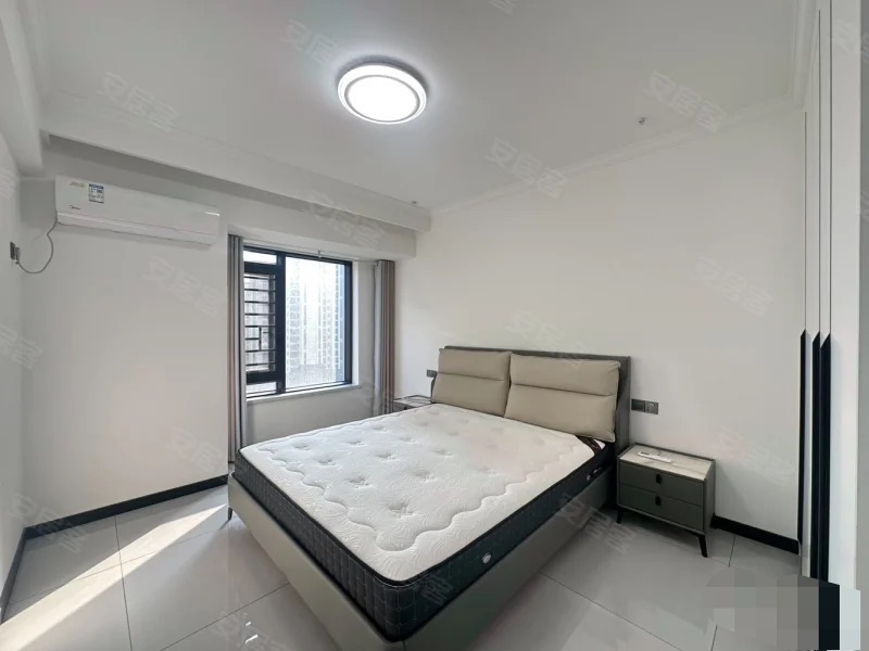 268？吾悦广场旁，蓝天新城，全新装修，精装3房，送地下车位，中间好楼层，证满两年