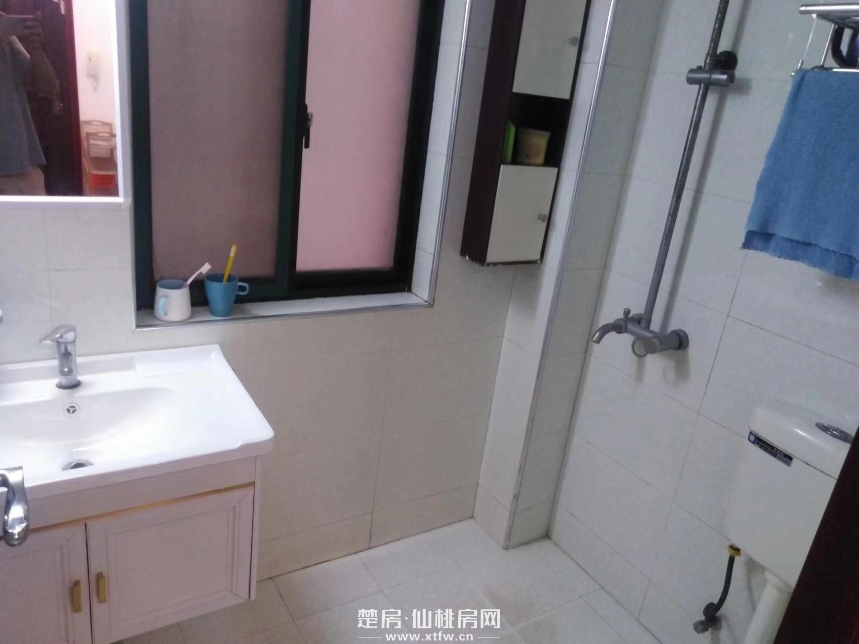 仙桃四中旁东城花园精装三室两厅两卫出售