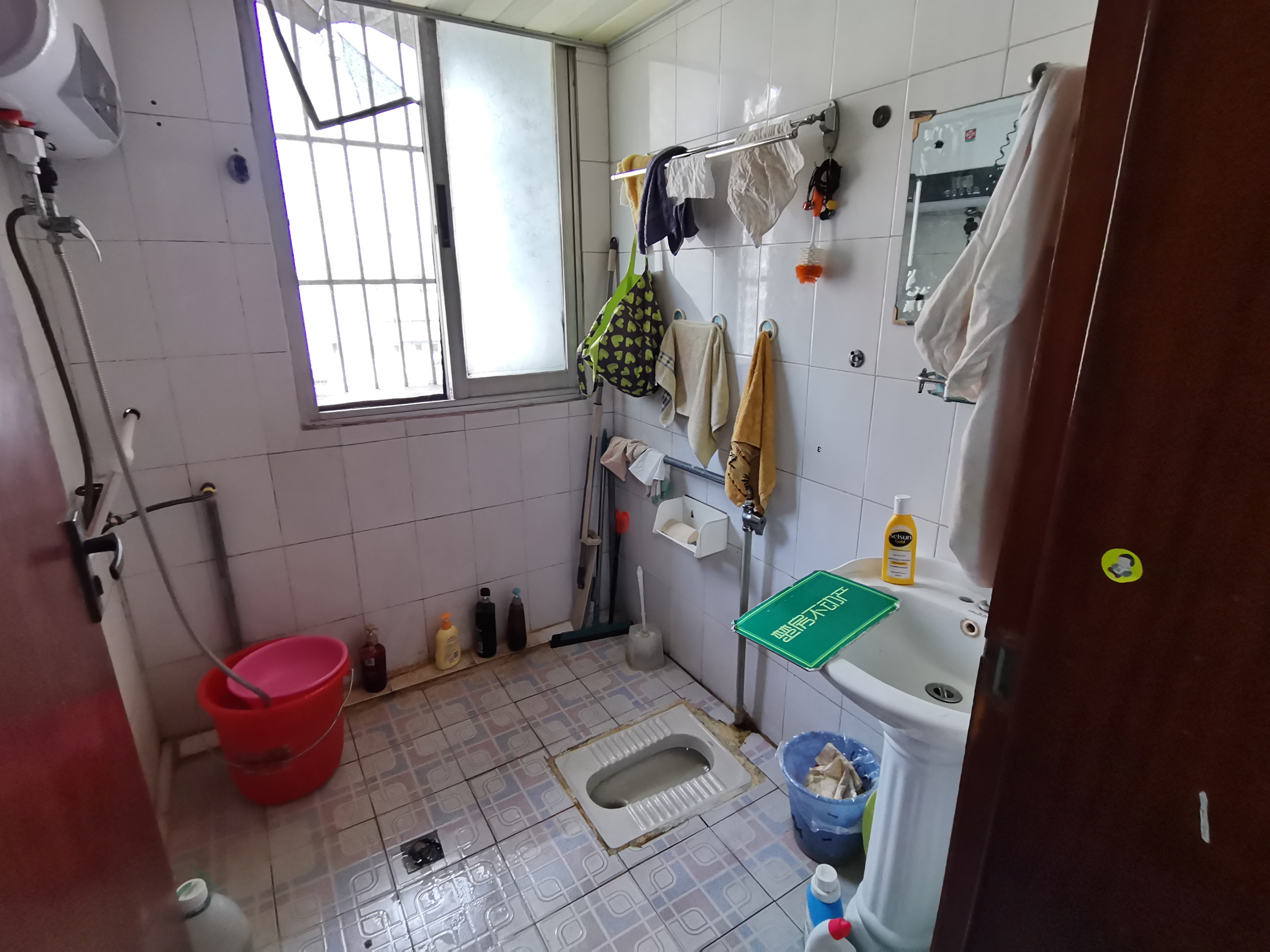 粮油商行小区东城国际旁边简装两房房东诚意出售