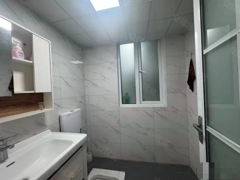 城东，一中旁，精装3房，电梯小高层，中间楼层，装修成色9.9成新