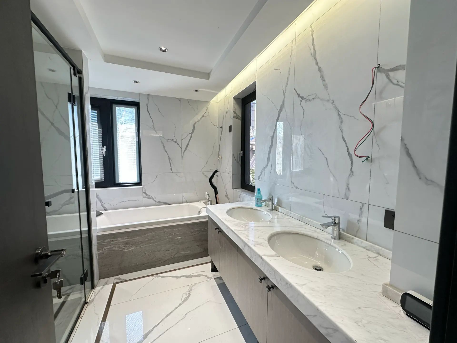 亏本出，绿地，‬别墅，边‮带户‬大院子，成色新，拎包入住