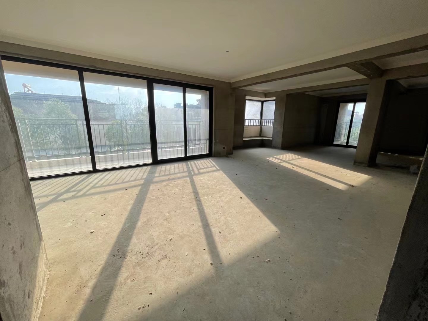 57，单价三字开头，高品质小区，小高层边户，四房，户型特别好，无公摊