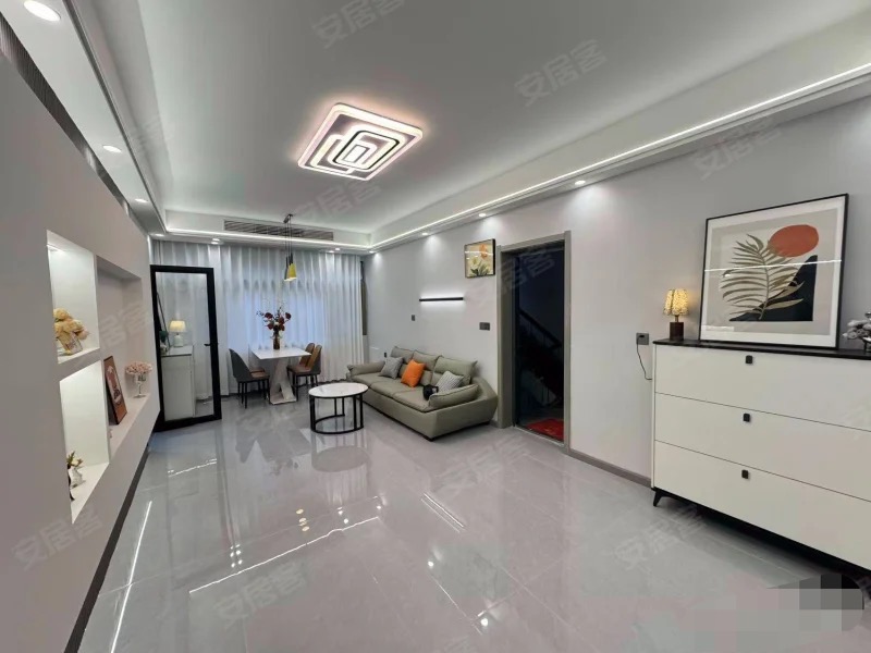 降价了，商城附近，步梯好楼层​，三楼，全新精装三房二卫，出门就是江滩公园，证满二年