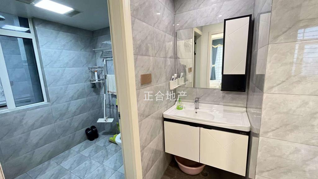 急售，森林国际，湖景房，精装三房两厅，9.9成新，基本未住，证满二，视野好