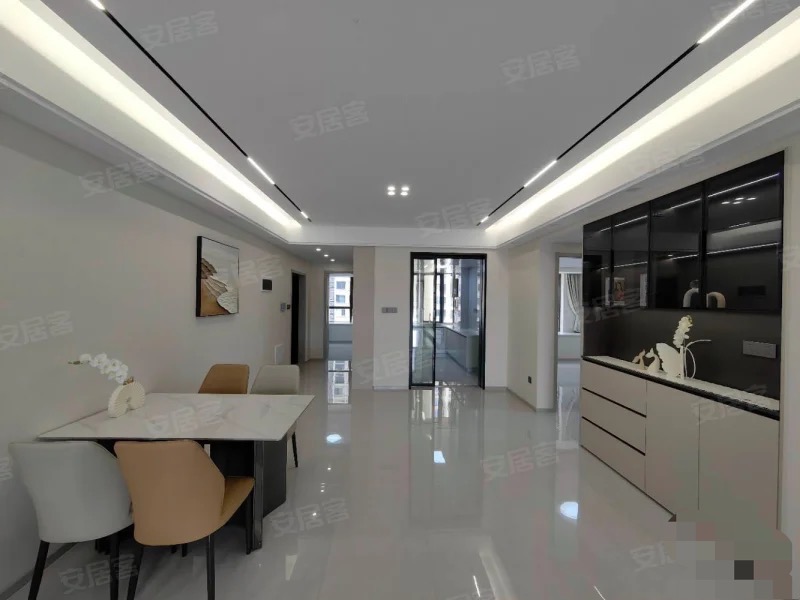 城南，电梯8楼，御湖世家，全新精装大三房，纯东边户，诚心出售