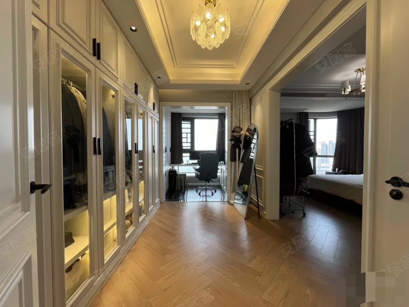 353，御台公馆，装修花了30万，边户，精装3房2卫，单价5200，全屋地暖中央空调，证满二