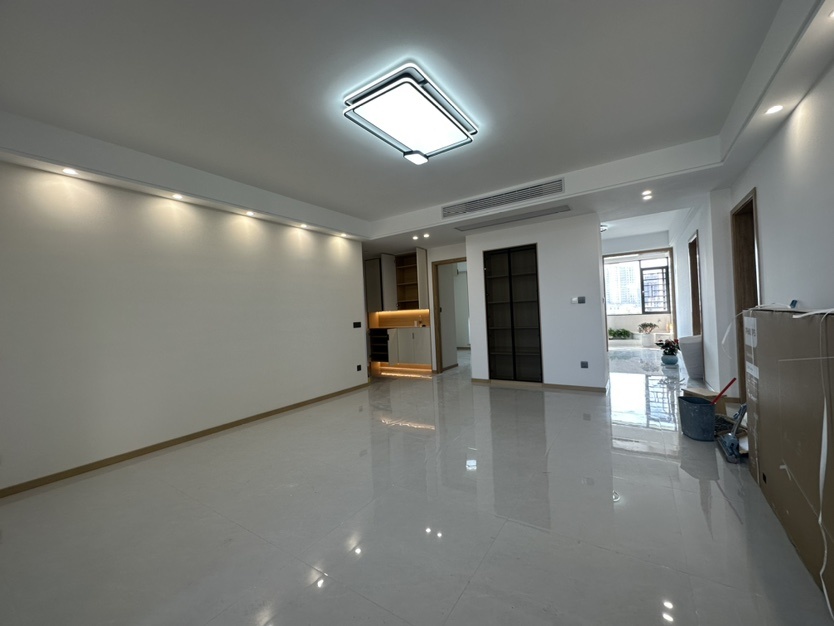 急卖，沔州晓学里，带电梯，单位宿舍楼，好停车，全新装修，顶楼上面还有一层斜坡屋顶