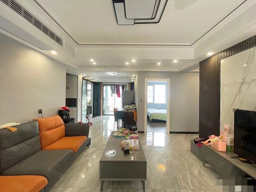 房东诚心出售，锦绣江山三期，东边户，南北双阳台，9成新装修，家电全送，拎包入住