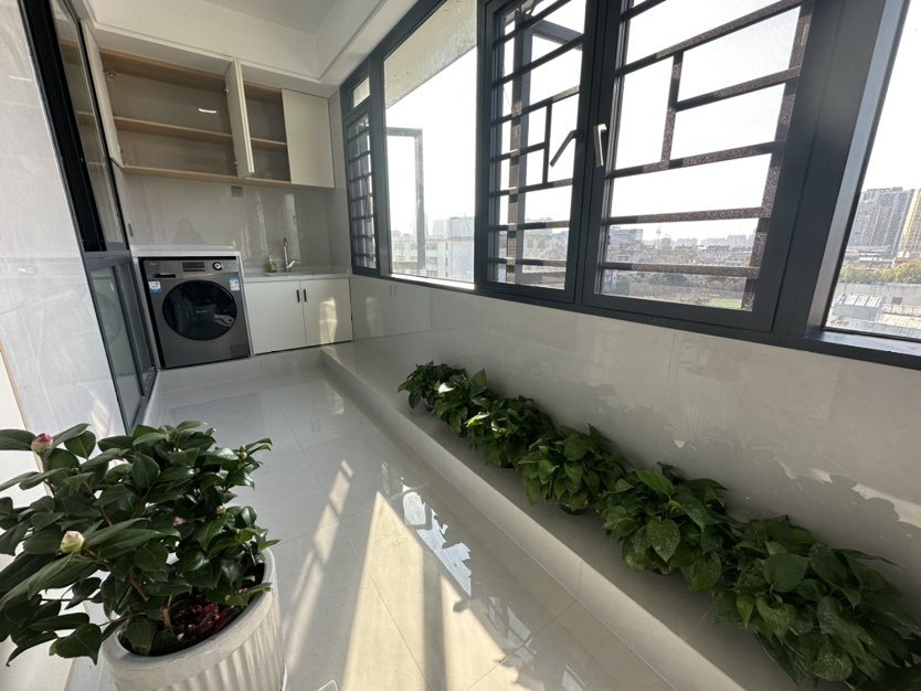 急卖，沔州晓学里，带电梯，单位宿舍楼，好停车，全新装修，顶楼上面还有一层斜坡屋顶