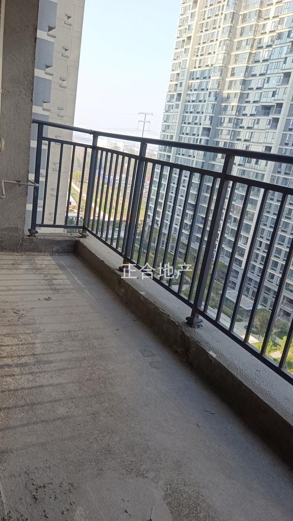 捡漏，亏本出售，风和日丽，毛坯4房，单价5000送车位 ，边户，电梯好楼层11楼，证满二