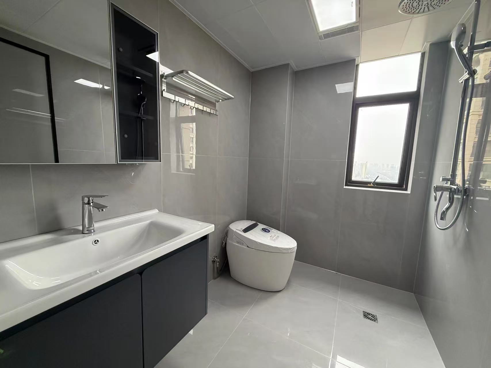 城南，御湖世家，全新未住！电梯好楼层，精装三房，证满二，诚心出售