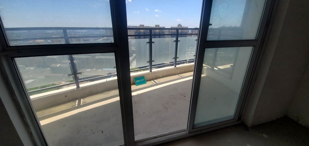 福星城，毛坯大三房，中间楼层，