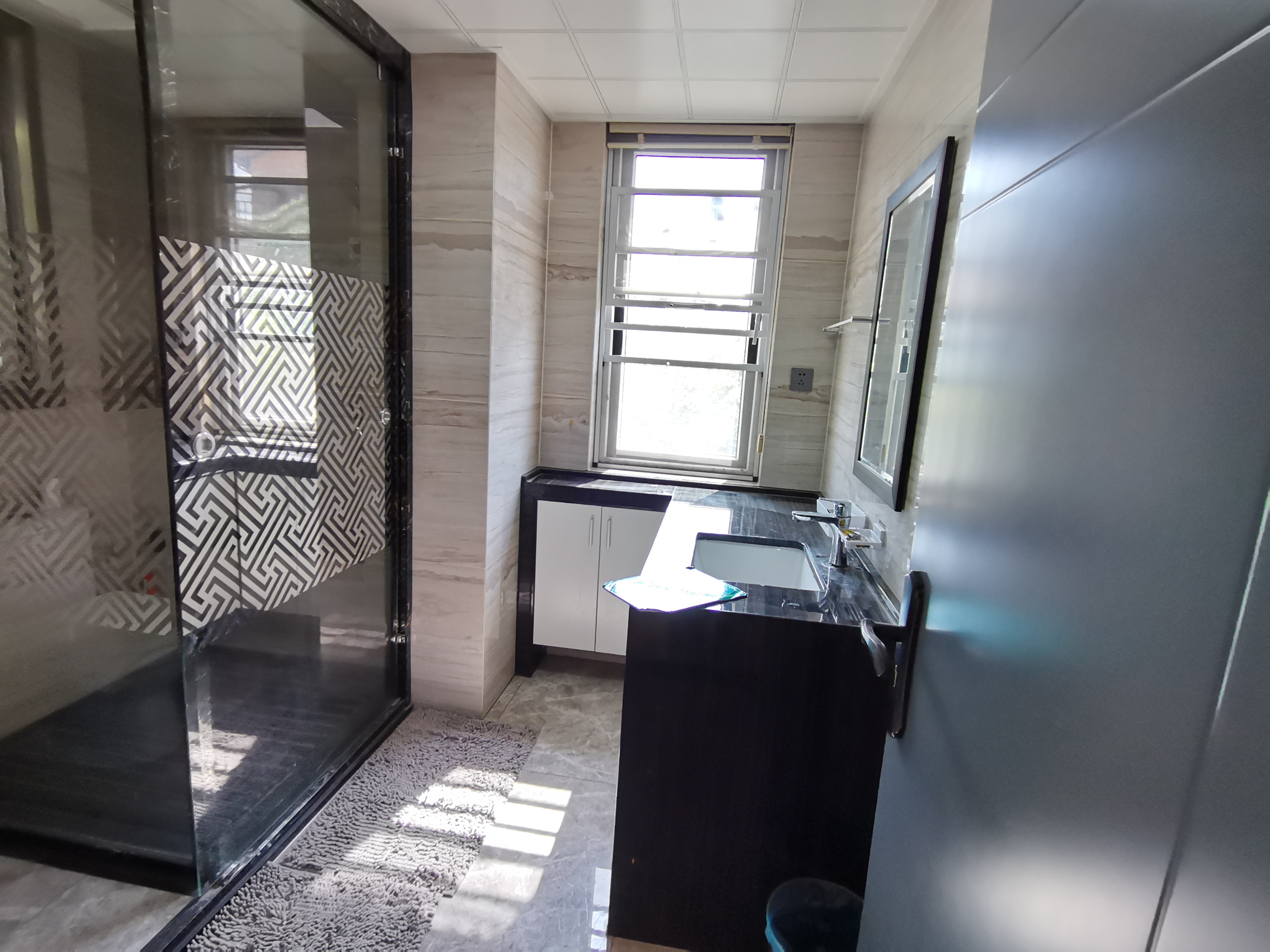 御江湾别墅.全屋品牌装修.光装修都花了90几个.房子带超大院子.看房有密码