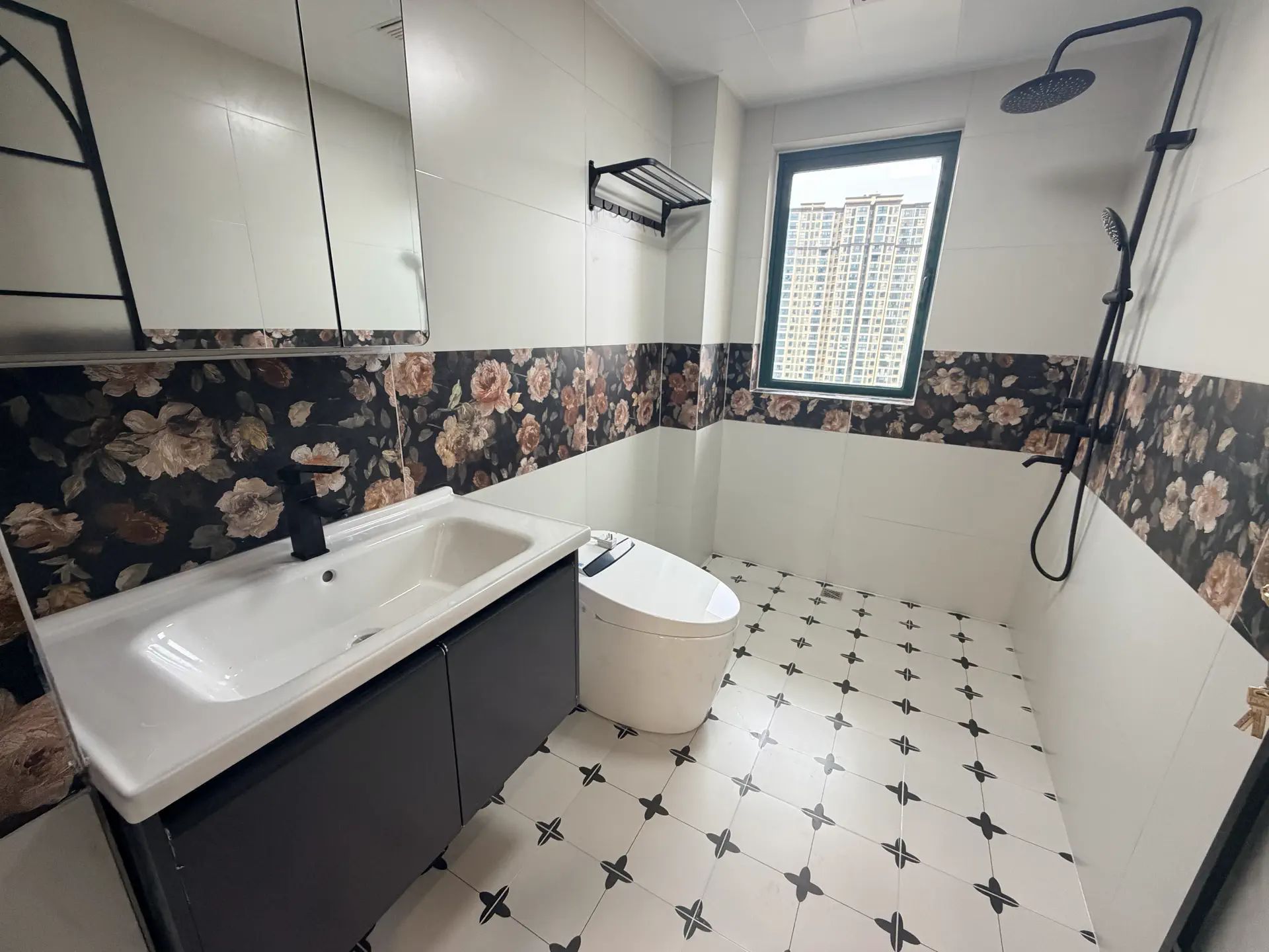 沔阳公园旁，城南，新城壹号五期，电梯12楼，老证，单价5900，新二中二小