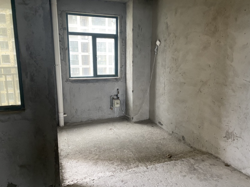 新城壹号四期湖景房，三房两厅两卫，满二