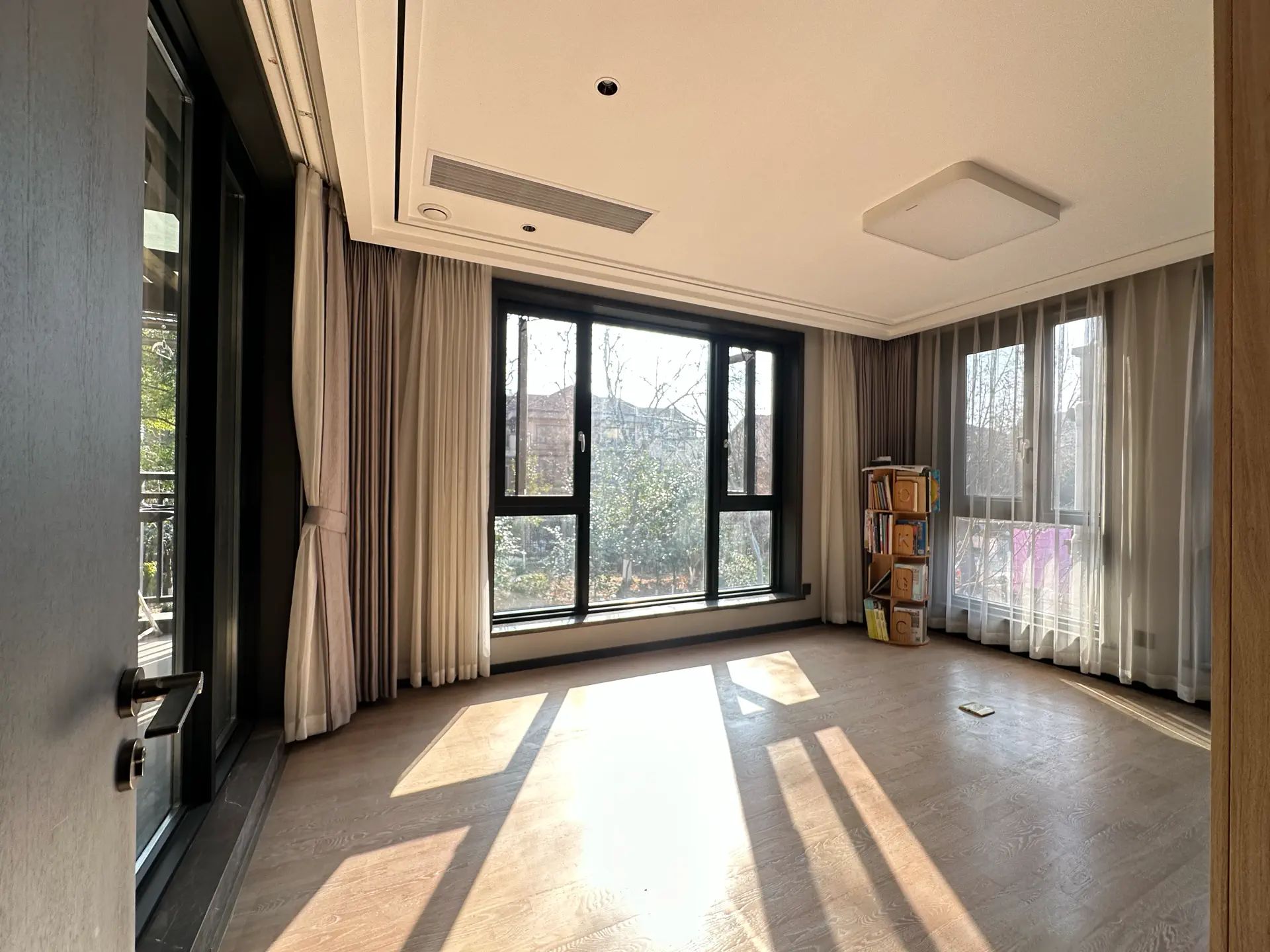 亏本出，绿地，‬别墅，边‮带户‬大院子，成色新，拎包入住