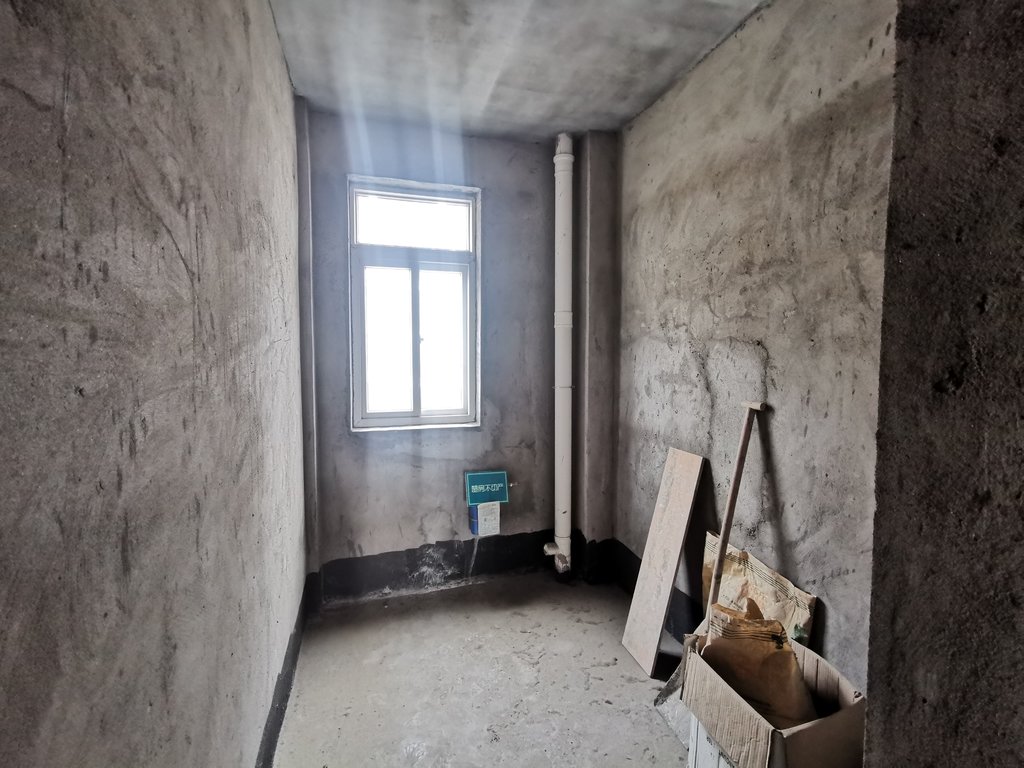 香岸华府.毛坯大三房好楼层.南北通透前后无遮挡.看房方便诚意出售